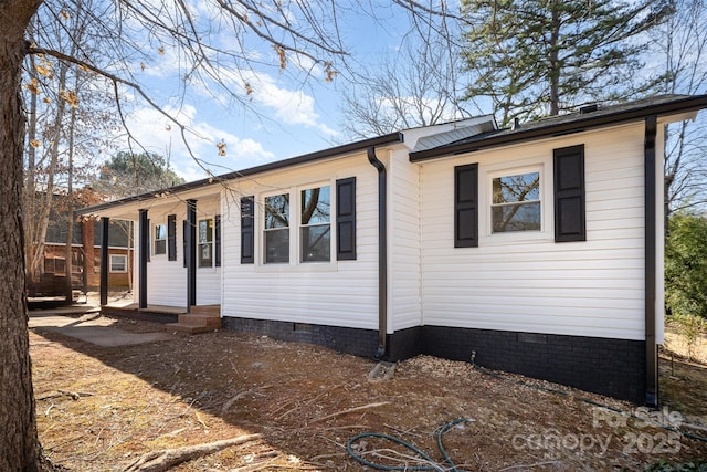 view of front of property featuring entry steps and crawl space