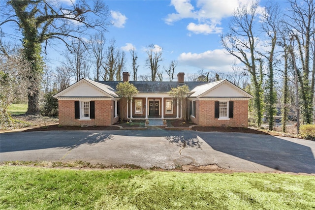 view of front of property with aphalt driveway and brick siding