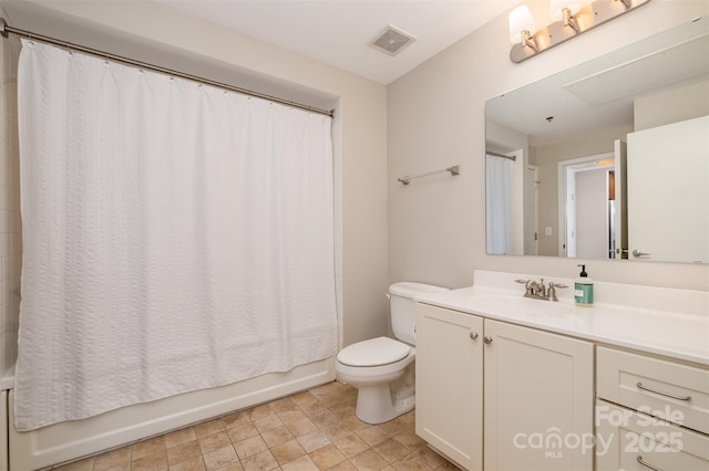 bathroom featuring visible vents, shower / tub combo with curtain, vanity, and toilet