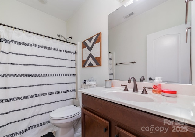 full bathroom featuring toilet, a shower with curtain, visible vents, and vanity