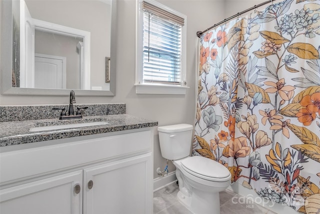 bathroom with a shower with curtain, baseboards, vanity, and toilet