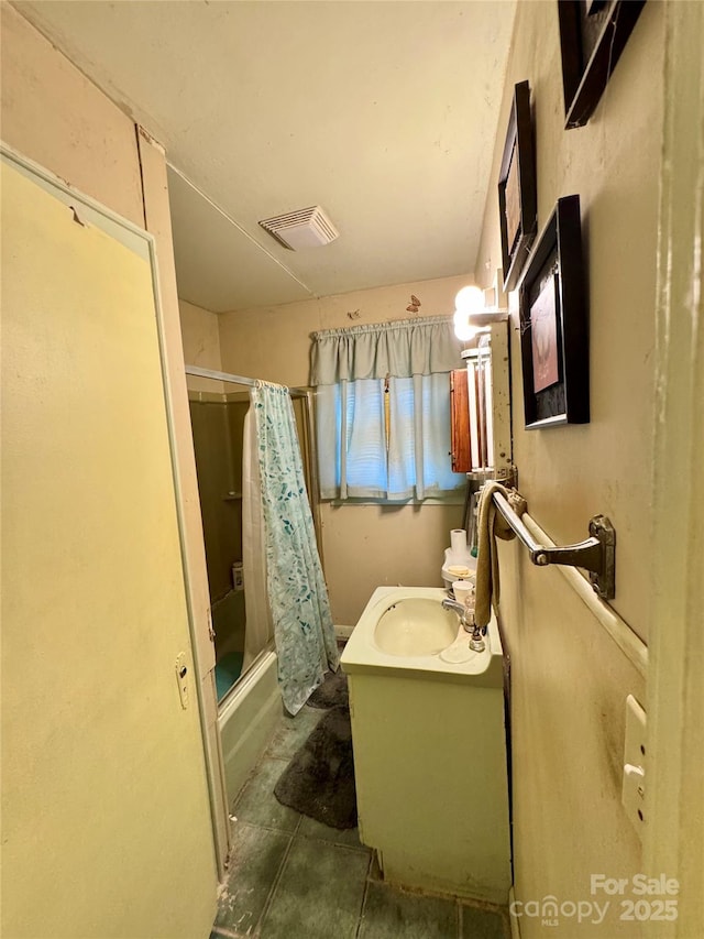 full bath featuring visible vents, shower / bathtub combination with curtain, and vanity