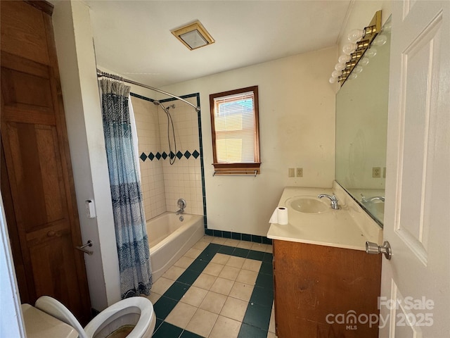 full bath featuring shower / bathtub combination with curtain, toilet, tile patterned flooring, baseboards, and vanity