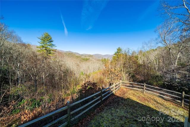 view of yard with fence and a mountain view