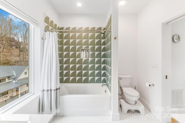 full bath with tile patterned flooring, toilet, shower / bathtub combination with curtain, and visible vents