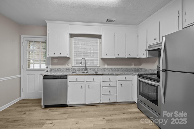 5948 Deveron Dr, Charlotte, NC 28211 - kitchen with white cabinetry, stainless steel appliances, under cabinet range hood, a sink, and light wood-style flooring