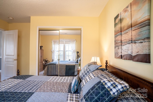 bedroom featuring a textured ceiling and a closet