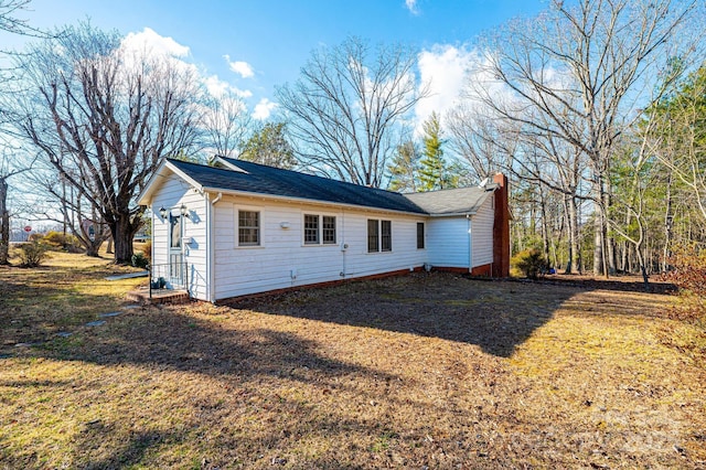 view of front of property with a front yard