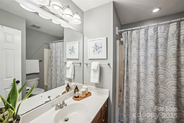 full bath with visible vents, toilet, a shower with curtain, a textured ceiling, and vanity