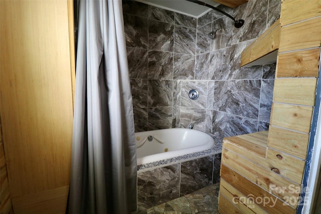 bathroom featuring tiled shower / bath