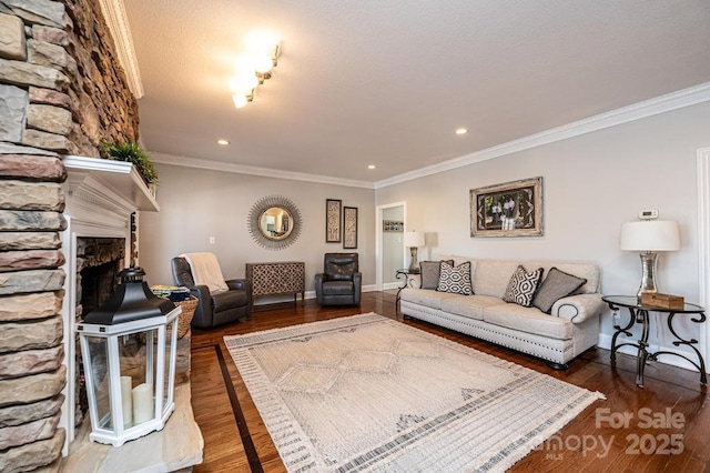 living area featuring baseboards, ornamental molding, wood finished floors, and recessed lighting