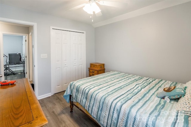 bedroom featuring baseboards, a closet, a ceiling fan, and wood finished floors