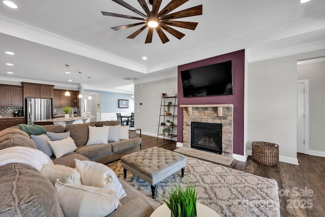 living room featuring dark wood-style floors, recessed lighting, crown molding, and baseboards