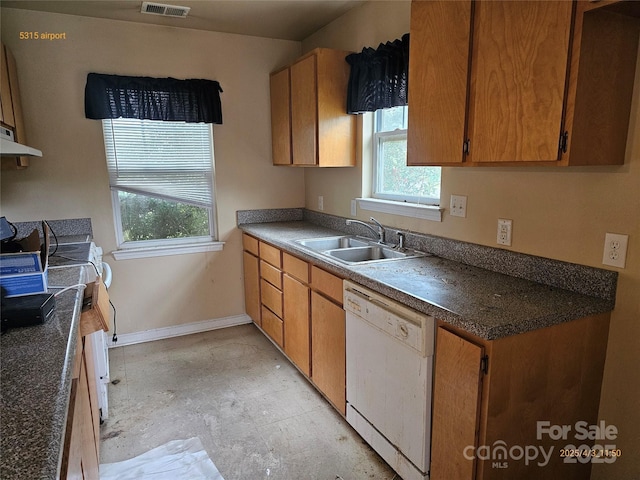 5315 Airport Dr, Charlotte, NC 28208 - kitchen featuring visible vents, dishwasher, baseboards, dark countertops, and a sink