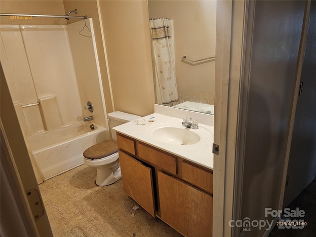 5315 Airport Dr, Charlotte, NC 28208 - full bath with tile patterned floors, toilet, vanity, and shower / bathtub combination with curtain