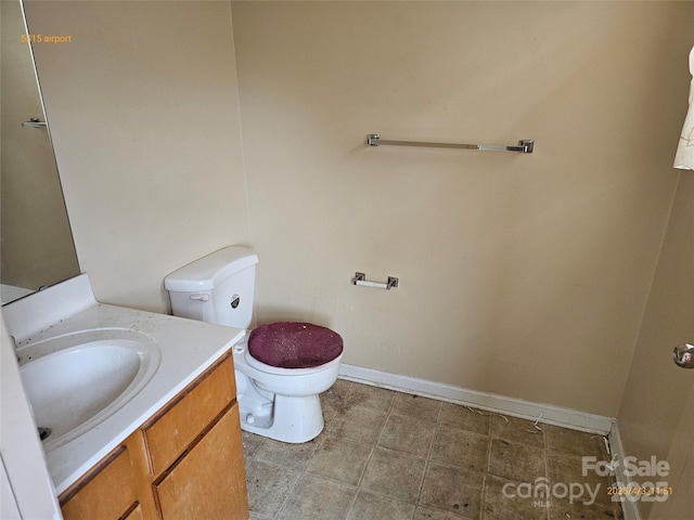 5315 Airport Dr, Charlotte, NC 28208 - half bath featuring baseboards, toilet, and vanity