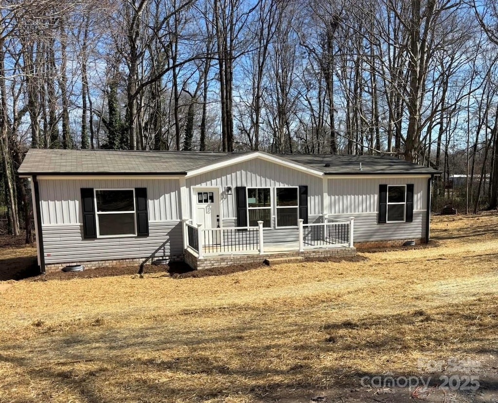 view of front of house featuring covered porch and crawl space