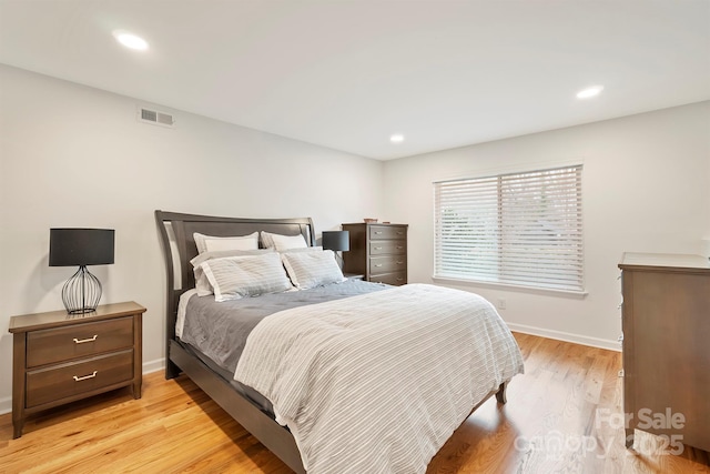 bedroom with light wood-type flooring, baseboards, visible vents, and recessed lighting