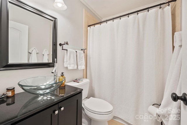 full bath with curtained shower, vanity, and toilet