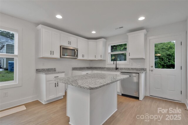 425 Messner St, Salisbury, NC 28144 - kitchen featuring appliances with stainless steel finishes, light wood-style floors, a sink, plenty of natural light, and recessed lighting