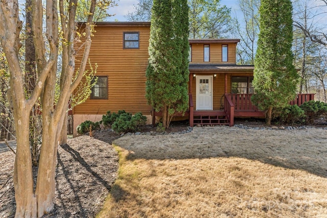 view of front of home with covered porch and a front lawn