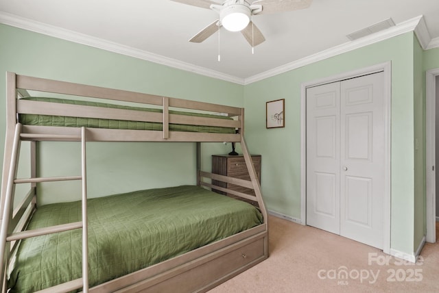 unfurnished bedroom featuring a ceiling fan, carpet, visible vents, and crown molding