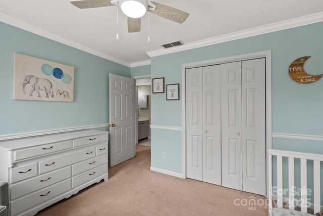 bedroom featuring visible vents, light colored carpet, ceiling fan, crown molding, and a closet