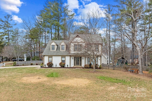 view of front of home featuring fence and a front yard