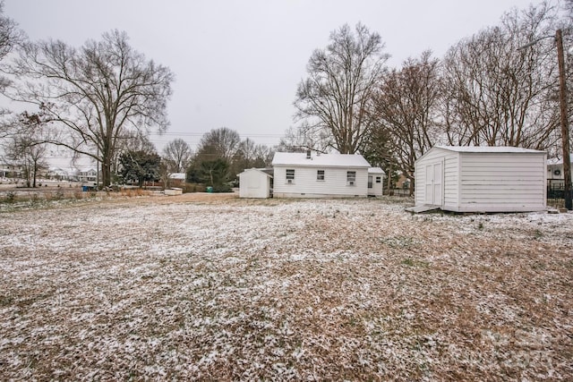 view of yard with a shed and an outdoor structure