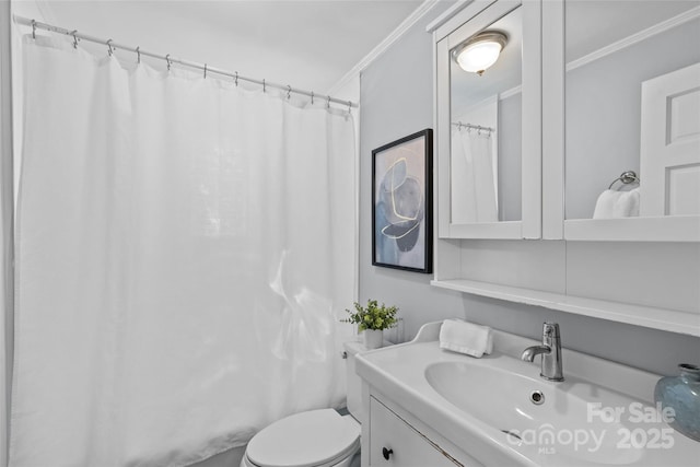 bathroom with toilet, a shower with curtain, ornamental molding, and vanity