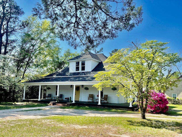 415 E Richland St, Kershaw, SC 29067 - farmhouse-style home featuring covered porch and a front yard