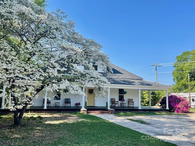 415 E Richland St, Kershaw, SC 29067 - view of front of home featuring a front lawn, covered porch, and roof with shingles