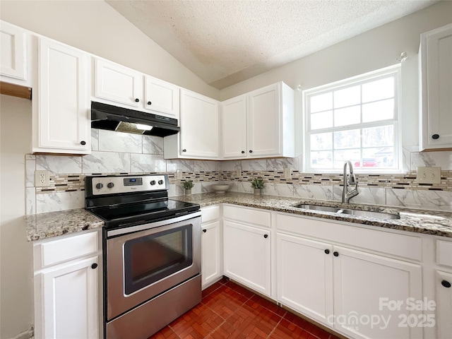 kitchen with under cabinet range hood, electric range, backsplash, and a sink