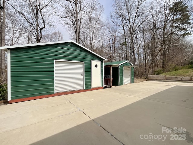 detached garage featuring concrete driveway