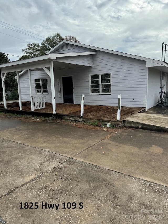 view of front of house with a porch