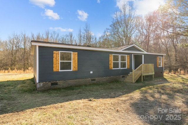 manufactured / mobile home featuring a front yard and crawl space