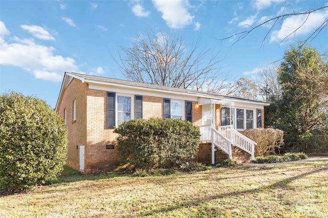 view of front facade featuring crawl space, a front lawn, and brick siding