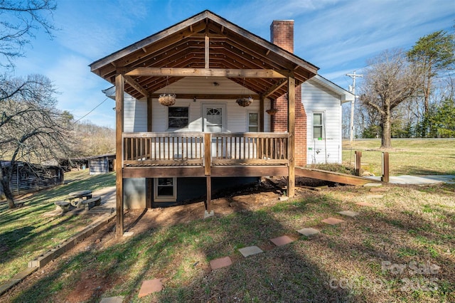 view of front of property featuring a chimney and a front yard