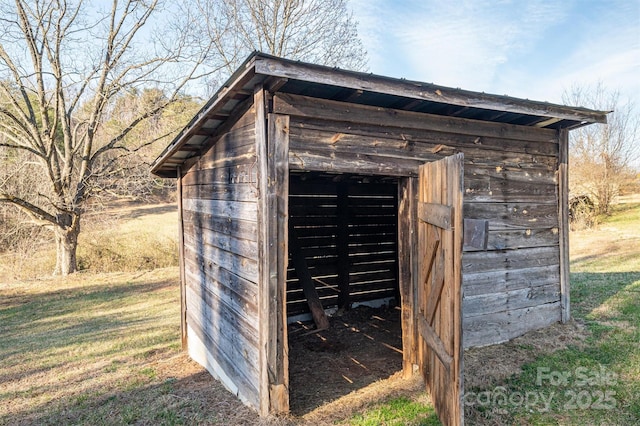 view of outdoor structure with an outbuilding