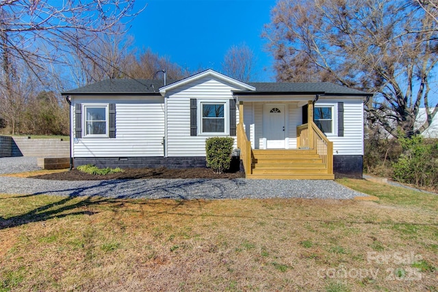 view of front of property featuring a front yard