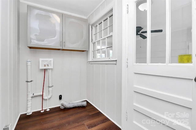 clothes washing area featuring hookup for a washing machine, dark wood-type flooring, a ceiling fan, baseboards, and cabinet space