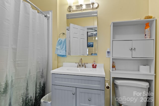 full bathroom featuring toilet, curtained shower, and vanity