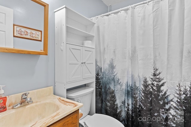 full bathroom featuring toilet, a shower with shower curtain, and vanity