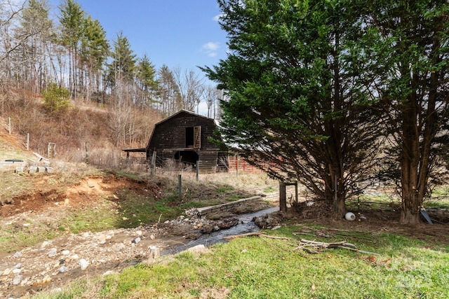 view of yard featuring an outdoor structure and a barn