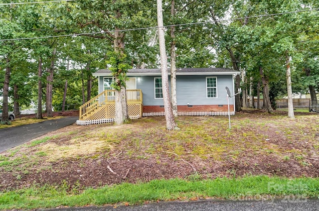 view of front of property featuring crawl space