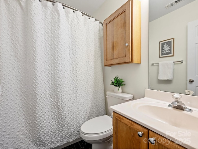 bathroom featuring vanity, a shower with shower curtain, toilet, and visible vents