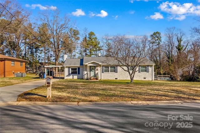 ranch-style house with cooling unit, crawl space, driveway, and a front lawn