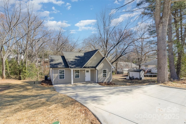 view of front facade featuring driveway and a front lawn