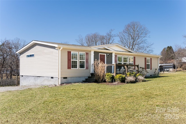 view of front of property featuring crawl space and a front yard