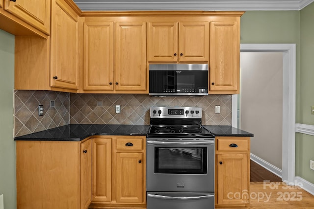 kitchen with baseboards, decorative backsplash, stainless steel electric range oven, dark stone countertops, and crown molding